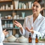 découvrez les bienfaits du squalane et des argiles en cosmétique, leurs précautions d’usage et quand demander conseil à votre pharmacien.